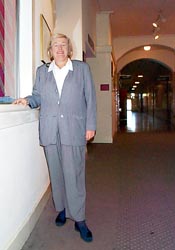 Linell in hall